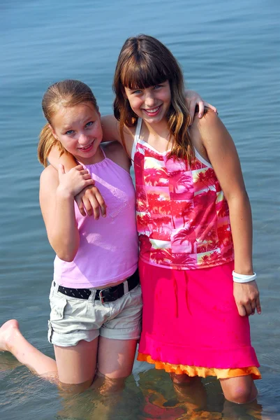 Twee preteen meisjes — Stockfoto