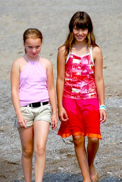 Två flickor som går — Stockfoto