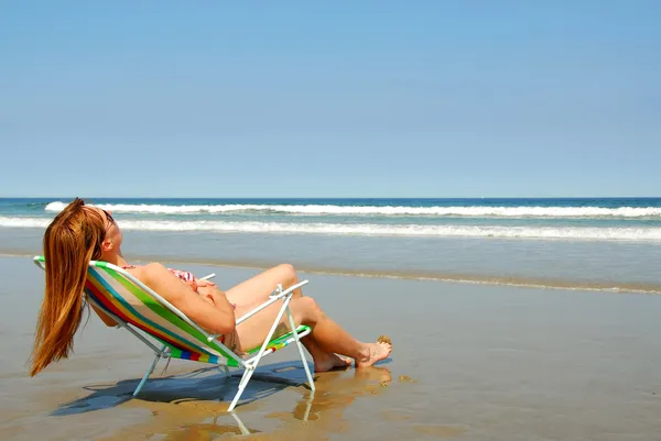 Mujer Relajándose en la playa —  Fotos de Stock