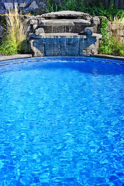 Şelaleli yüzme havuzu — Stok fotoğraf