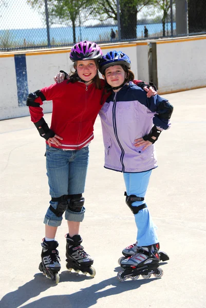 Zwei Mädchen beim Rollerblading — Stockfoto
