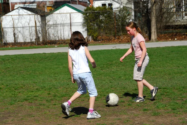 Девушки играют в футбол — стоковое фото