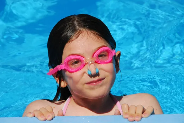 Meisje kind zwembad — Stockfoto