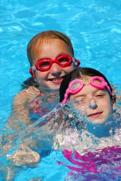 Twee meisjes zwembad — Stockfoto