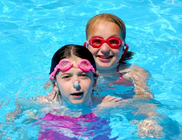 Niñas niños piscina —  Fotos de Stock