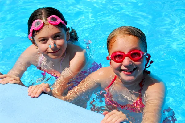Niñas niños piscina —  Fotos de Stock