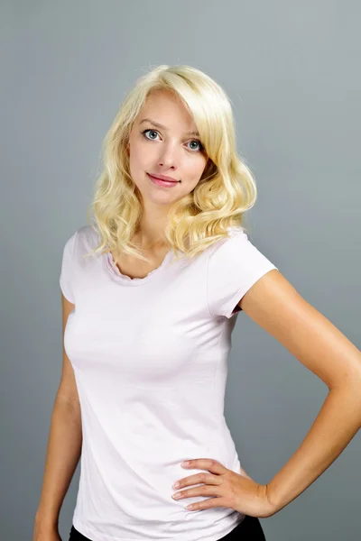 Unga blonda kvinnan stående — Stockfoto