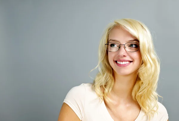 Улыбающаяся женщина в очках — стоковое фото