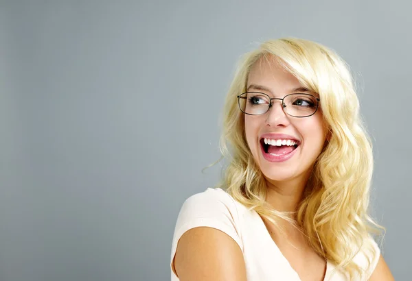 Šťastná žena nosí brýle — Stock fotografie