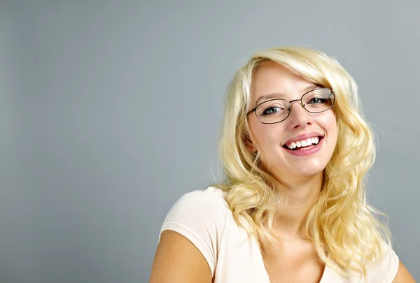 Femme souriante portant des lunettes — Photo