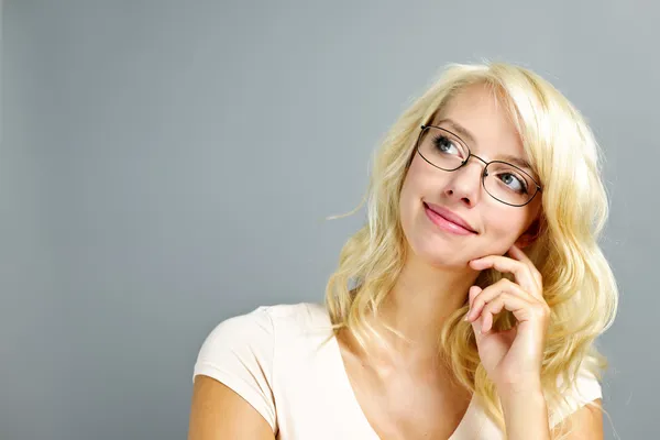 Mulher atenciosa usando óculos — Fotografia de Stock
