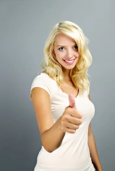 Uśmiechnięta kobieta podając kciuki w — Zdjęcie stockowe
