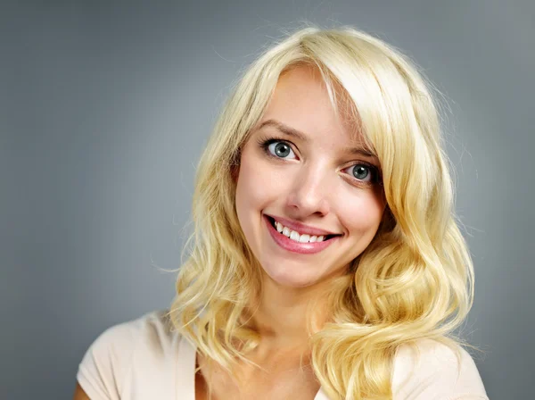 若い笑顔の女性の肖像画 — ストック写真
