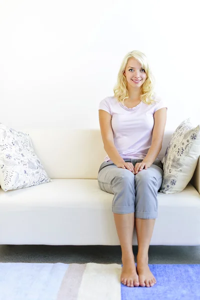 Žena sedí v obývacím pokoji — Stock fotografie
