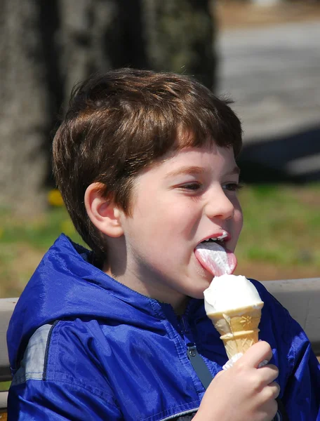 Fiú nyalás fagylalt — Stock Fotó