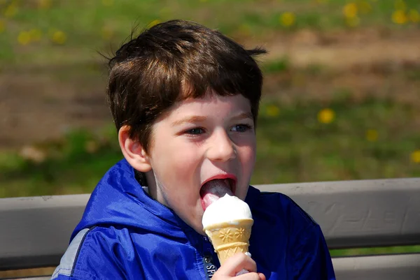 男孩舔冰淇淋 — 图库照片