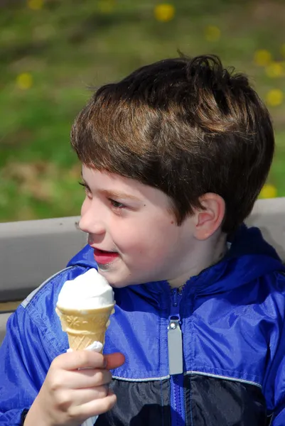 Fiú fagylalttal — Stock Fotó