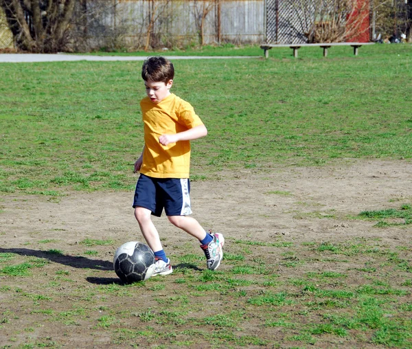 サッカーをしている少年 — ストック写真