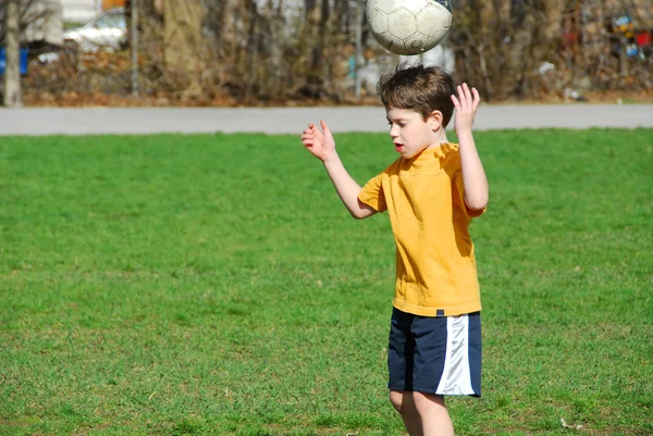 Αγόρι με μπάλα ποδοσφαίρου — Φωτογραφία Αρχείου