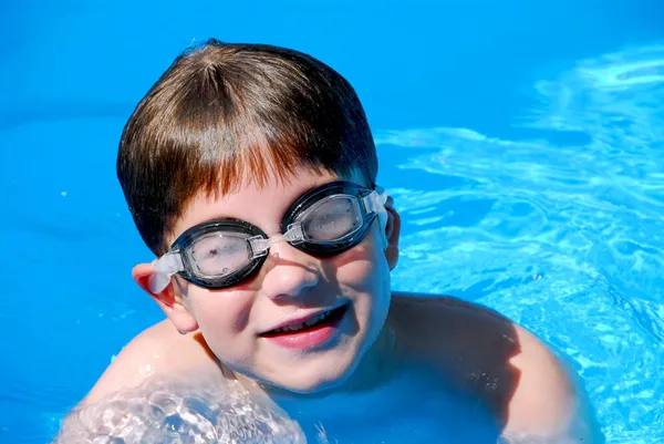 Chłopiec dziecko basen — Zdjęcie stockowe