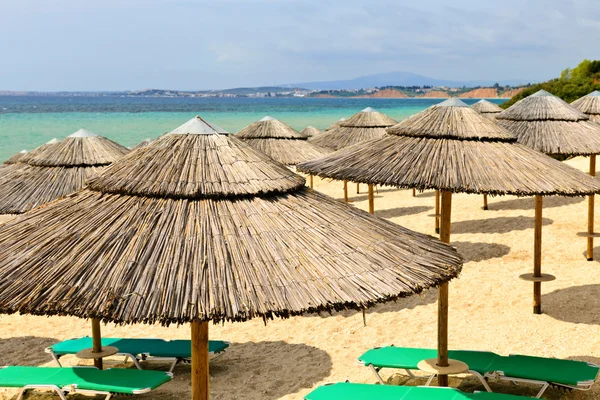 Пляжные зонтики на курорте — стоковое фото