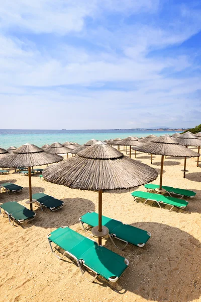 Beach umbrellas on sandy shore — Stock Photo, Image