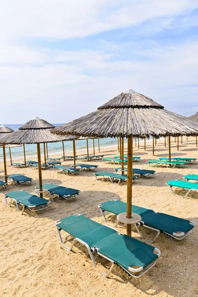 Parapluies de plage sur le rivage sablonneux — Photo
