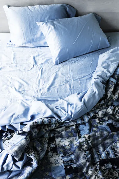 Obäddade säng och sängkläder — Stockfoto