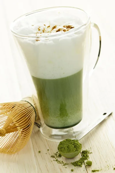 Зеленый чайный латте — стоковое фото
