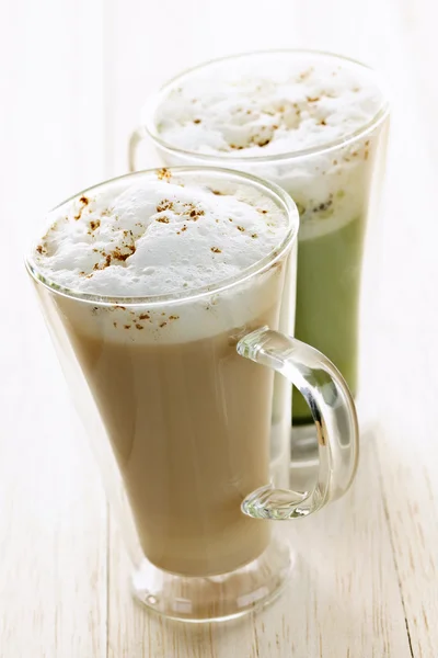 Bebidas com leite Chai e Matcha — Fotografia de Stock