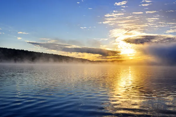 Východ slunce na zamlžené jezero — Stock fotografie