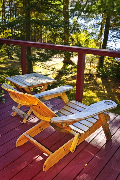Cadeira no deck da casa de campo — Fotografia de Stock