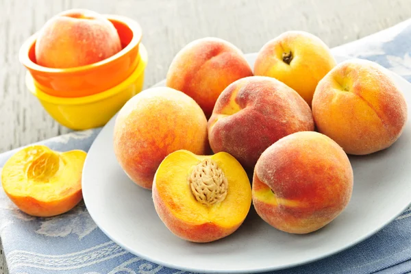 Персики на тарелке — стоковое фото