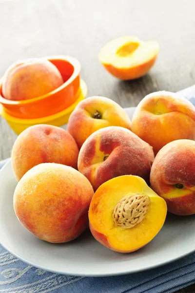 Персики на тарілку — стокове фото