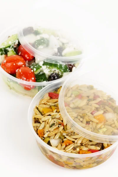 Saladas preparadas em recipientes de saída — Fotografia de Stock