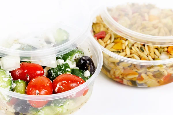 Saladas preparadas em recipientes de saída — Fotografia de Stock