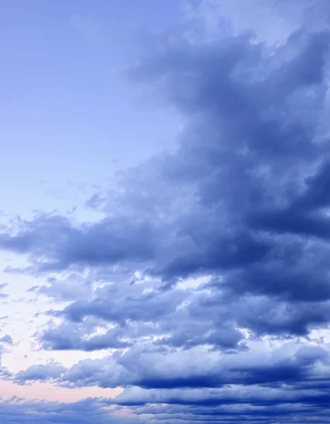 Драматическое облачное небо на закате — стоковое фото