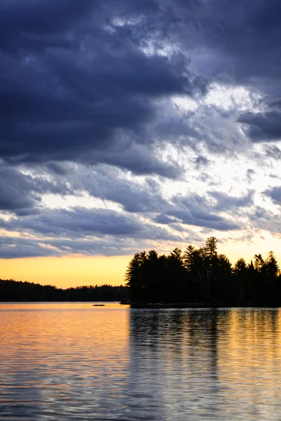 Dramatische zonsondergang in lake — Stockfoto