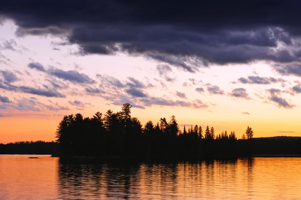 Dramatiska solnedgången vid sjön — Stockfoto