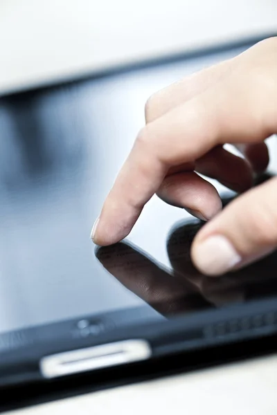 Tablet PC med hand — Stockfoto