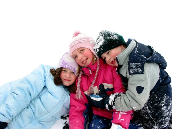 Spelende kinderen in de sneeuw — Stockfoto