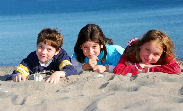 Los niños en la playa — Foto de Stock
