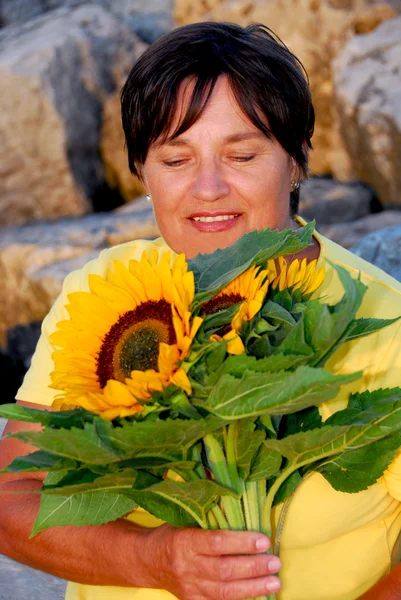 Зрелая женщина цветы — стоковое фото