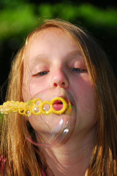 Ung flicka såpbubblor — Stockfoto