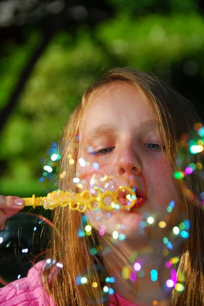 Joven chica jabón burbujas —  Fotos de Stock