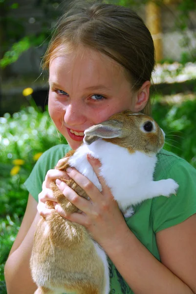 Meisje en bunny — Stockfoto