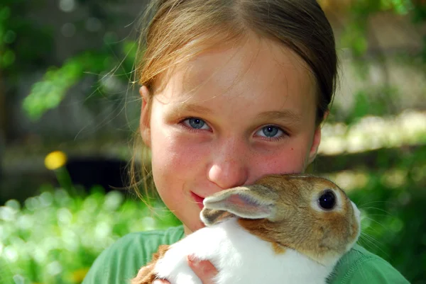 Девочка и зайчик — стоковое фото