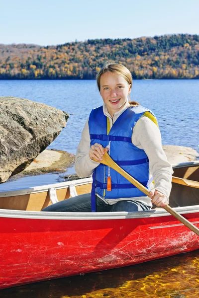Flicka i kanot — Stockfoto