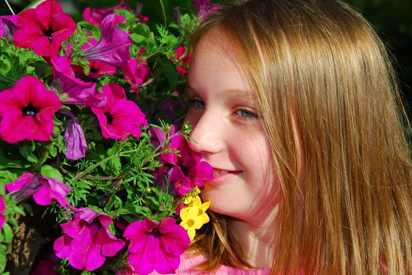 Młoda dziewczyna z kwiatami — Zdjęcie stockowe