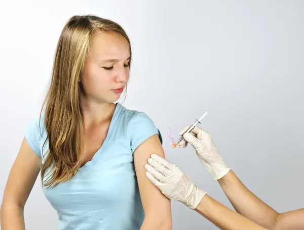 Девочка получила прививку от гриппа — стоковое фото
